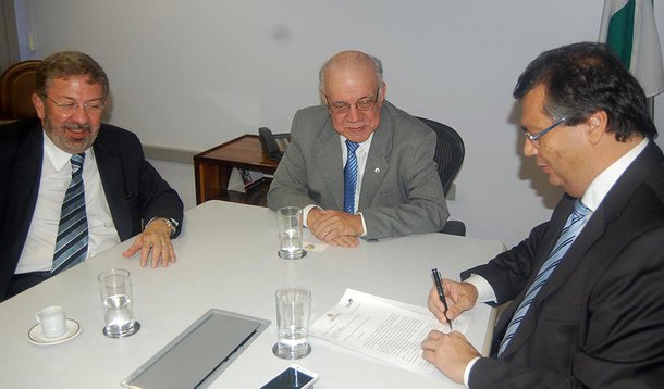 Em busca de parceria com o Governo Federal para ampliar e qualificar o acesso à internet no Maranhão, o governador Flávio Dino esteve em Brasília para conversar com a diretoria da Eletronorte sobre o programa "Navega, Maranhão", que o Poder Executivo Estadual planeja implantar no Estado; o programa prevê acesso público à internet através de entendimento com a Eletronorte; o Estado se destaca por ter apenas 9,8% de sua população com acesso à internet em casa; a média maranhense é três vezes menor que a do Brasil, que possui 37% dos domicílios com acesso à internet
