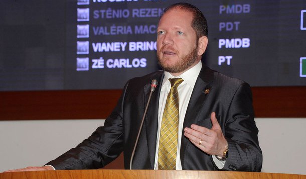 Deputado Othelino Neto (PCdoB) rebateu críticas da oposição sobre um direito de resposta que o governador do Maranhão, Flávio Dino (PCdoB), foi buscar no jornal O Estado do Maranhão de propriedade da família Sarney; parlamentar lembrou que esse é um instrumento previsto na Constituição e que não tem nada a ver com "ditatura" e nem atinge a liberdade de imprensa, "Não existe censura, não há postura ditatorial. Direito de resposta é previsto na Constituição. O instrumento serve para garantir o direito da pessoa de se manifestar, de poder se contrapor a uma injúria, a uma injustiça", justificou Othelino