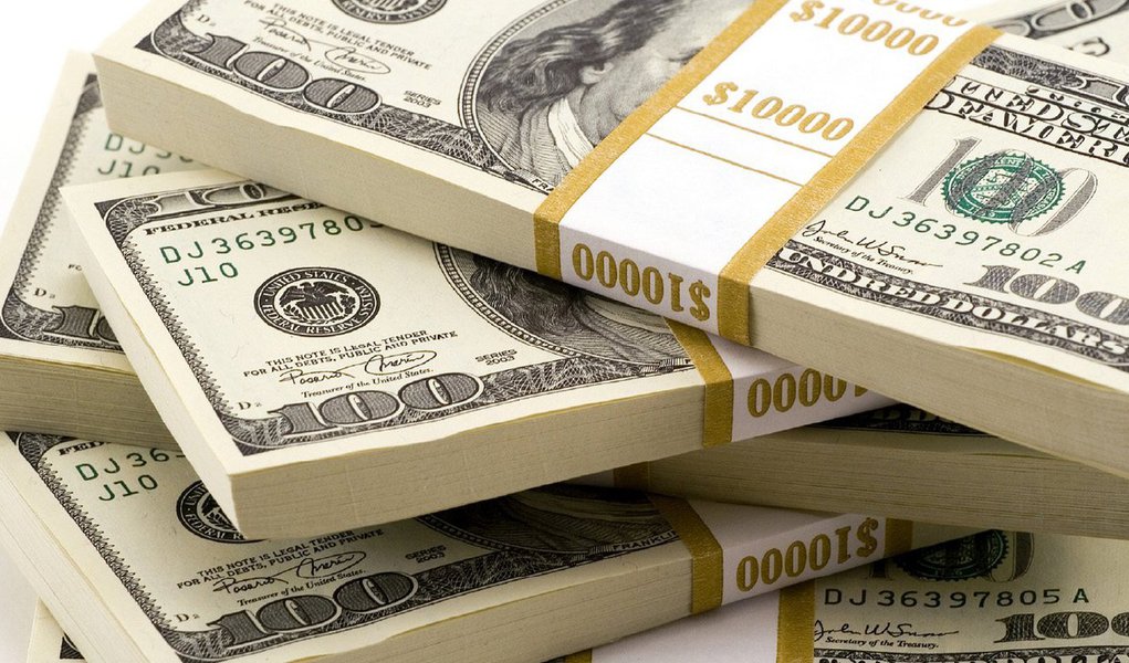 Depois de uma semana de oscilações, a moeda norte-americana fechou a semana em queda; o dólar comercial caiu R$ 0,031 (-0,87%) e encerrou a sexta (14) vendido a R$ 3,483; após sete semanas seguidas de alta, a cotação caiu 0,71% nesta semana; a moeda operou em queda durante toda a sessão