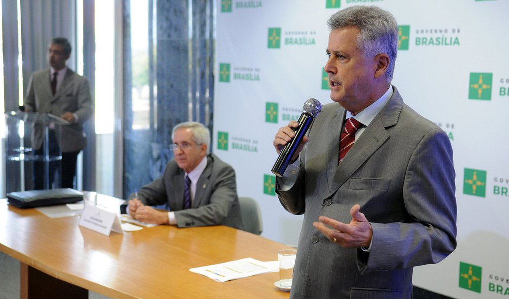 A sanção do Plano Distrital de Educação (PDE) impõe ao governo uma série de obrigações para o aperfeiçoamento do ensino em Brasília nos próximos dez anos; o documento foi resumido em quatro eixos — valorização dos profissionais, universalização do acesso às matrículas, melhoria da qualidade das escolas e ampliação dos investimentos; "Nós temos um enorme desafio pela frente", resumiu o governador Rodrigo Rollemberg após sancionar o PDE, em cerimônia no Palácio do Buriti. "É um plano extremamente ousado, com metas importantes para mudar as realidades econômico-social e humana de Brasília"