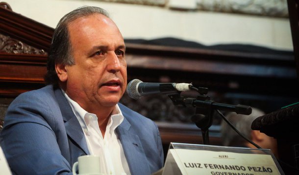 Governador do Rio afirmou que vai apoiar as ações da prefeitura da capital para garantir o cumprimento da lei, como a apreensão de carros que oferecem caronas por meio do aplicativo; operação realizada ontem apreendeu veículos e aplicou multa de R$ 2.711,90 aos motoristas; "Eles estão ilegais porque quem transporta passageiros é taxista. Existe uma série de normas que devem ser obedecidas", disse Luiz Fernando Pezão