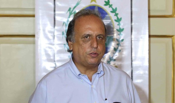 O governador do Rio de Janeiro, Luiz Fernando Pezão, defendeu a provação pelo Congresso Nacional de uma lei que proíba o porte de armas brancas, como fez a Assembleia Legislativa do Rio de Janeiro. O projeto aguarda sanção do governador, que declarou ter intenção de aprová-lo; "Em princípio, não vejo problema nenhum [no projeto]. Agradeço muito à Assembleia Legislativa e espero que o Congresso Nacional tome a mesma posição", disse Pezão, que considerou a ausência de tal lei "uma falha"