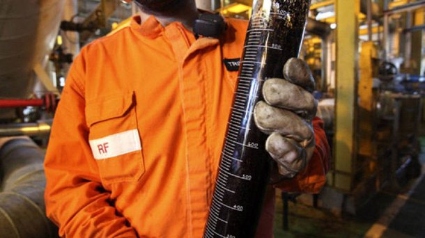 Capital foi a cidade brasileira que mais fechou empregos formais neste ano; ao todo, foram 36,6 mil empregos líquidos fechados (contratações menos demissões) no primeiro semestre; um dos fatores para a queda é a crise da indústria do petróleo; setor passa por dificuldades, como a queda do preço do barril de petróleo, a má situação financeira da Petrobras e o desenrolar da operação Lava Jato