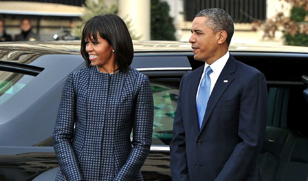 Presidente dos Estados Unidos, Barack Obama, e sua esposa, Michele, pretendem criar uma biblioteca e uma possível fundação mundial quando deixarem a Casa Branca; para isso, já se reuniram com executivos de grande empresas para angariar doações, cujo objetivo é chegarem a US$ 1 bilhão; até agora, Obama arrecadou pouco mais de US$ 5,4 milhões de 12 doadores, cujas contribuições variaram entre US$ 100 mil e US$ 1 milhão; imagina se fosse o ex-presidente Lula que pretendesse captar dinheiro