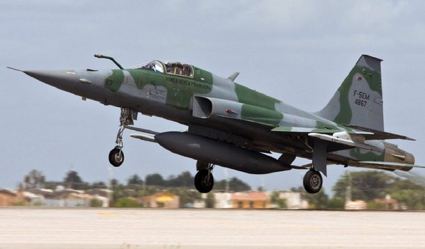 A Suécia concordou em reduzir o custo de financiamento para a venda de 36 caças Gripen NG à Força Aérea Brasileira (FAB) por 5,4 bilhões de dólares, disse o ministro da Defesa, Jaques Wagner, nesta quarta (29); em meio a um esforço de reequilíbrio das contas públicas, o governo brasileiro tentava reduzir a taxa de juros, acordada inicialmente no ano passado em 2,54% com a agência de crédito à exportação da Suécia, a SEK, como parte dos esforços de ajuste fiscal do ministro da Fazenda, Joaquim Levy