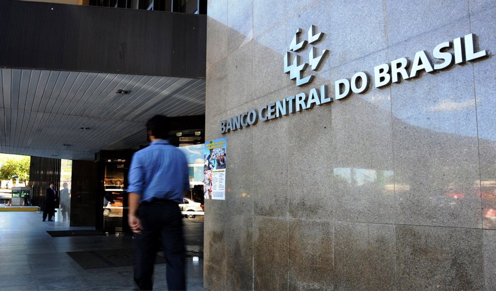 Pela sexta vez seguida, o Banco Central (BC) reajustou os juros básicos da economia; por unanimidade, o Comitê de Política Monetária (Copom) aumentou nesta quarta (3) a taxa Selic em 0,5 ponto percentual, para 13,75% ao ano; com o reajuste, a Selic retorna ao nível de janeiro de 2009, quando também estava em 13,75% ao ano; a taxa é o principal instrumento do BC para manter sob controle a inflação oficial, medida pelo Índice Nacional de Preços ao Consumidor Amplo (IPCA)
