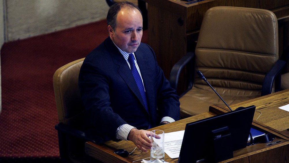 O secretário-geral da Presidência do Chile, Jorge Insunza, renunciou ao cargo neste domingo (7). A razão está nas denúncias de que ele teria cobrado honorário de empresas mineradoras enquanto exercia a presidência da Comissão de Mineração da Câmara dos Deputados; Insunza havia sido nomeado para o cargo de secretário-geral da Presidência no último dia 11 de maio, quando a presidente Michelle Bachelet promoveu uma reforma ministerial como forma de combater casos de corrupção que ameaçavam minar o governo