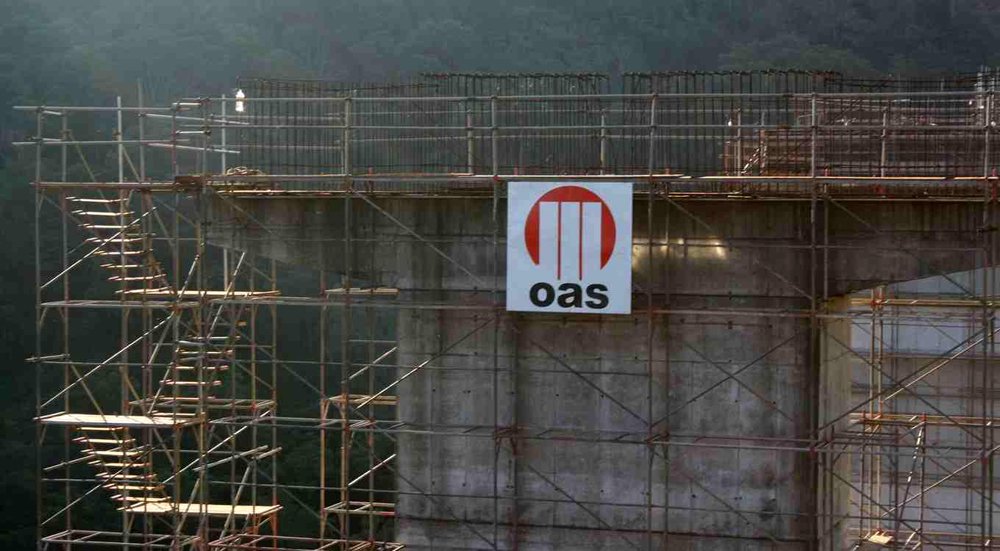 Empréstimo de R$ 800 milhões oferecido pela canadense Brookfield Infrastructure ao grupo de engenharia OAS foi aprovado na terça-feira, dando ao grupo brasileiro envolvido nas investigações da Operação Lava Jato, da Polícia Federal, capital de giro dar continuidade a suas operações e a quase uma centena de obras; OAS cederá como garantia parte de sua participação na operadora de projetos de infraestrutura Invepar