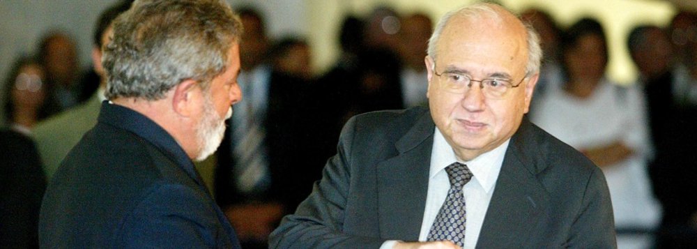 Segundo o escritor Luis Fernando Verissimo, “o conservadorismo dominante engoliu o PT do sapo barbudo, como o Brizola chamou o Lula, mas não o digeriu. Na primeira oportunidade — provocada pelos escândalos do próprio PT — regurgitou-o, e não para de regurgitá-lo. Enquanto isto, Dilma e Levy fazem um governo de direita, baseado no modelo de austeridade que martiriza a Europa, onde responsabilidade fiscal é outro nome para irresponsabilidade social”