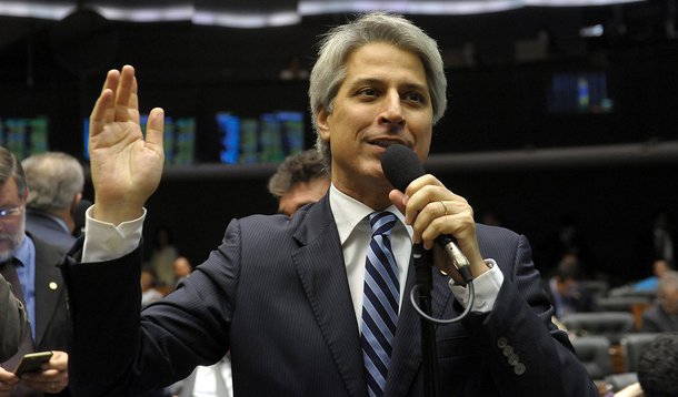 Deputado federal Alessandro Molon (PT-RJ) afirmou que a oposição tenta inviabilizar a candidatura de Lula à presidência da República em 2018; "Há quase um desespero em se inviabilizar essa volta, que chega a criar um ambiente de ódio, que leva à bomba jogada no Instituto Lula — uma violência inaceitável", disse; "As oposições precisam entender que o país não suporta quatro anos de disputa eleitoral"; ao comentar sobre a economia, Molon afirmou que a raiz do problema é política