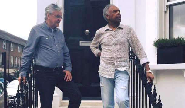 Em turnê pela Europa, Caetano Veloso e Gilberto Gil divulgaram um vídeo demonstrando posicionamento contra a Proposta de Emenda à Constituição (PEC), aprovada pela Câmara nesta semana; "Vi que, embora não tivesse passado, em uma manobra durante a madrugada, na Câmara, passou a redução da maioridade penal. Eu sou contra", protestou Caetano; "Não vejo vantagem nenhuma, ao contrário, tem uma série de implicações novas que vão surgir. Houve uma manobra política esquisita para aprovar. Então, somos contra", completou Gil