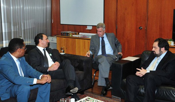 O Hospital Sírio-Libanês tem interesse em construir uma unidade em Brasília; essa deve ser a segunda do Brasil — a primeira, referência nacional, fica em São Paulo; o governador Rodrigo Rollemberg recebeu, em seu gabinete, o diretor local da instituição, Gustavo Fernandes, e o superintendente de Estratégia Corporativa, Paulo Chapchap; "Estou convicto de que a vinda de um hospital considerado excelente pelo Ministério da Saúde vai ampliar o patamar da saúde em Brasília", disse o chefe do Executivo local