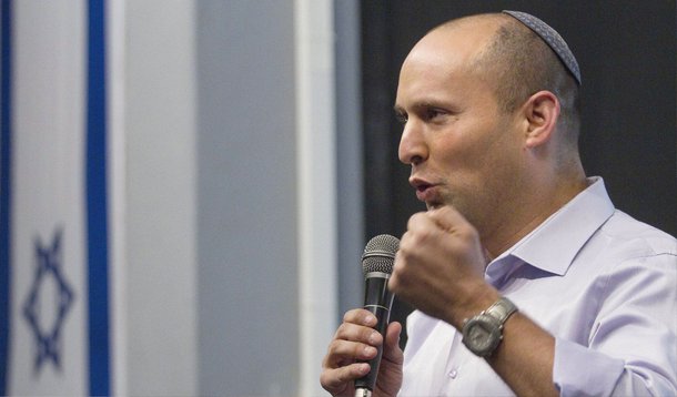 Um aliado de extrema direita do primeiro ministro Benjamin Netanyahu pediu às potências mundiais que reconheçam a anexação de 1981 das Colinas de Golan, argumentando que a Síria não é mais um país que poderia reivindicar o estratégico planalto; "Eu peço à comunidade internacional: fique conosco, reconheça a soberania de Israel sobre as Colinas de Golan agora", disse Bennet, na Conferência Herzliya, um fórum anual de política em Israel; "As fronteiras estão mudando diariamente. A Síria, como um Estado, não existe mais. Esse é o momento de termos iniciativa"
 
 