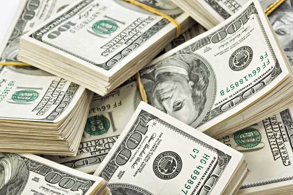 O dólar fechou em alta de mais de 1% em relação ao real nesta sexta-feira, refletindo o quadro político conturbado no Brasil após o presidente da Câmara dos Deputados, Eduardo Cunha, romper com o governo, e por expectativas de altas de juros nos Estados Unidos; moeda norte-americana avançou 1,13%, a 3,1939 reais na venda, após atingir 3,2040 reais na máxima da sessão