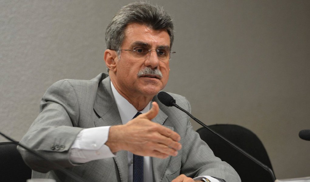 A Procuradoria da República do Distrito Federal entrou com uma ação de improbidade administrativa contra quatro ex-integrantes da Companha Nacional da Abastecimento (Conab); eles são acusados de usar recursos do Programa de Garantia de Preços Mínimos para quitar uma dívida de R$ 8,2 milhões com uma empresa privada, a Renascença Armazéns Gerais; foram denunciados Oscar Jucá Neto, ex-diretor financeiro da estatal e irmão do senador Romero Jucá (PMDB-RR); e Germana Dantas Bandeira, gerente de Controle Financeiro e Operações Governamentais; também viraram réus os procuradores da Conab Rômulo Sulz Gonsalves Júnior e Rubem Santos Assis, além do dono da Renascença