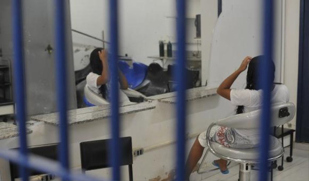 Governo local proibiu qualquer tipo de discriminação contra presos no estado em função de orientação sexual ou identidade de gênero; a população LGBT, que tem cerca de 700 pessoas no sistema prisional, é o grupo ao qual se destinam as novas regras; as normas garantem o direito de inclusão do nome social na guia de recolhimento do preso e ao uso de uniforme e roupas íntimas de acordo com o gênero com o qual a pessoa se identifica; as normas asseguram o acesso aos serviços públicos de saúde, incluindo a hormonoterapia, e a manutenção dos cabelos compridos para as travestis e mulheres transexuais que assim desejarem