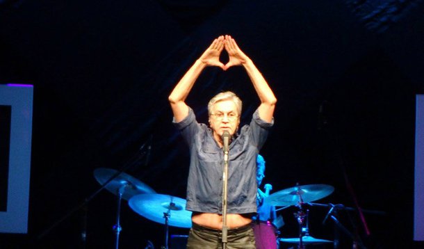 Na plateia do Sesc Itaquera, na zona leste de São Paulo, um grupo de ativistas levantava uma enorme bandeira da Palestina em frente ao palco, enquanto outro estendia faixa com a frase "Palestina livre", durante toda a apresentação; cantor não se manifestou sobre seu show que será realizado em Israel, motivo das críticas