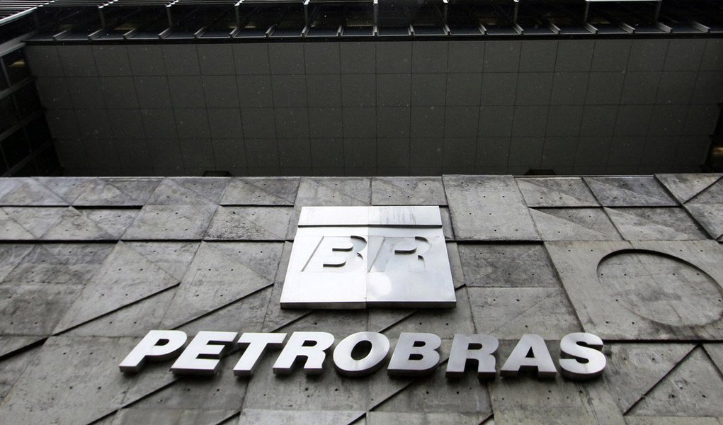 Segundo comunicado da Petrobras ao mercado nesta sexta-feira, 10, o juiz norte-americano que julga ação coletiva de investidores contra a Petrobras decidiu que o processo terá continuidade, avançando para a etapa probatória, exceto em ponto que já prescreveu; "O juiz determinou que as partes apresentem o cronograma do processo, que inclui a fase probatória, até o dia 15 de julho de 2015 e que o caso deverá estar pronto para julgamento até o dia 1º de fevereiro de 2016", explicou a companhia