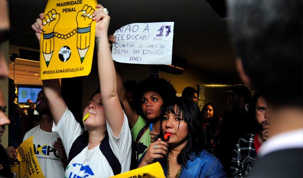 Começou há pouco, a portas fechadas, a reunião da comissão especial da Câmara dos Deputados que analisa a Proposta de Emenda à Constituição (PEC) 171/93, que trata da redução da maioridade penal de 18 anos para 16 anos; manifestantes contrários a redução da maioridade penal promovem um "apitaço" do lado de fora do auditório