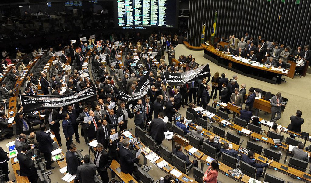 O segundo turno das propostas de emenda à Constituição (PEC) da maioridade penal e da reforma política, com a discussão sobre financiamento de campanha, são os principais temas do Plenário da Câmara dos Deputados a partir desta terça-feira, 11; aprovada em primeiro turno no início de julho, com 323 votos favoráveis e 155 contrários, a PEC 171/93 reduz a maioridade penal de 18 para 16 anos nos casos de crimes hediondos – como estupro e latrocínio – e também para homicídio doloso e lesão corporal seguida de morte