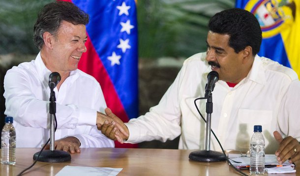 O fechamento determinado pela Venezuela da fronteira com a Colômbia prejudica pessoas inocentes, disse neste sábado o presidente colombiano, Juan Manuel Santos, que anunciou que buscará um encontro com seu homólogo venezuelano, Nicolás Maduro, para solucionar a questão; Maduro decretou na sexta-feira estado de exceção por 60 dias em alguns municípios fronteiriços com a Colômbia para restabelecer a ordem depois de um conflito armado entre contrabandistas e militares venezuelanos, dois dos quais ficaram feridos