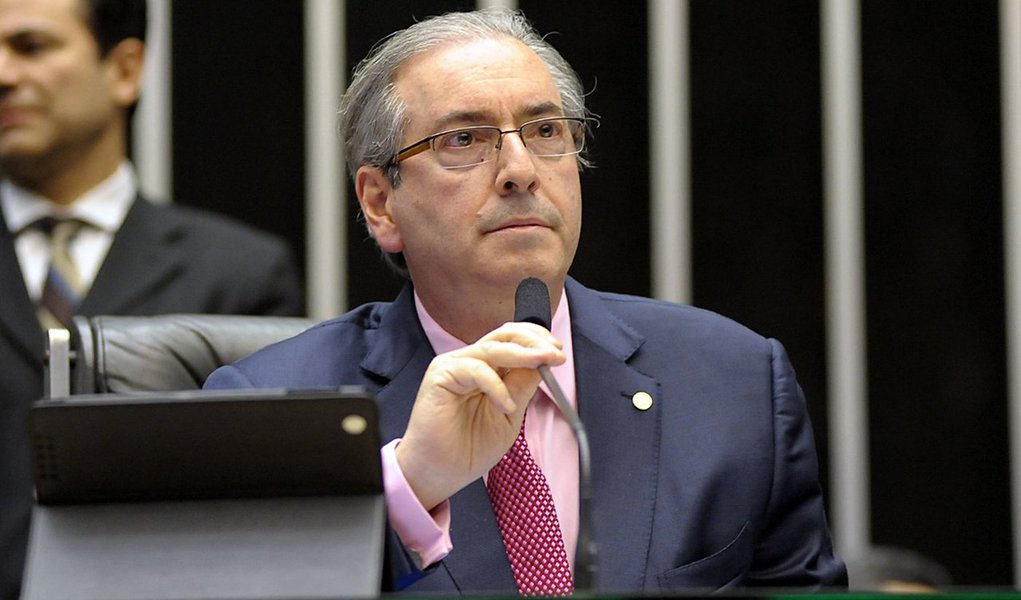 A volta do recesso parlamentar foi marcada por uma semana com temperatura elevada na Câmara dos Deputados, envolvendo o governo e a oposição na votação das chamadas pautas-bombas, a aprovação das contas de ex-presidentes e a definição do comando das Comissões parlamentares de Inquérito (CPIs) criadas pelo presidente da Casa, Eduardo Cunha (PMDB-RJ)