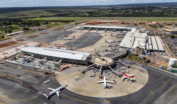 O Aeroporto Internacional de Brasília deve passar a realizar pousos e decolagens simultaneamente a partir de novembro segundo a Inframerica, o terminal será o primeiro da América do Sul a realizar a operação; as pistas têm mais de três quilômetros de comprimento e têm distância de 1,8 quilômetros; conforme estimativas iniciais, o aeroporto terá a capacidade acrescida de 60 voos por hora para 80 viagens a cada 60 minutos