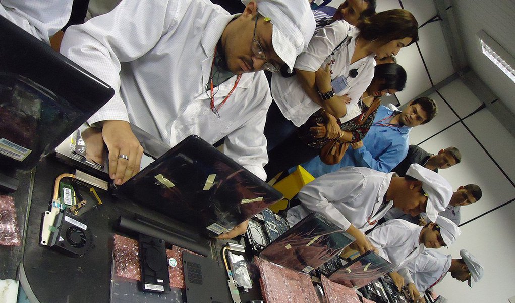 Produção industrial brasileira surpreendeu e subiu 0,6% em maio na comparação com abril, com queda de 8,8% na base anual, segudno dados do Instituto Brasileiro de Geografia e Estatística (IBGE); resultado mensal é o melhor desde julho de 2014, quando a produção avançou 0,8%