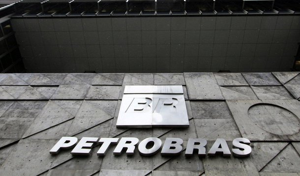 Segundo comunicado da Petrobras ao mercado nesta sexta-feira, 10, o juiz norte-americano que julga ação coletiva de investidores contra a Petrobras decidiu que o processo terá continuidade, avançando para a etapa probatória, exceto em ponto que já prescreveu; "O juiz determinou que as partes apresentem o cronograma do processo, que inclui a fase probatória, até o dia 15 de julho de 2015 e que o caso deverá estar pronto para julgamento até o dia 1º de fevereiro de 2016", explicou a companhia