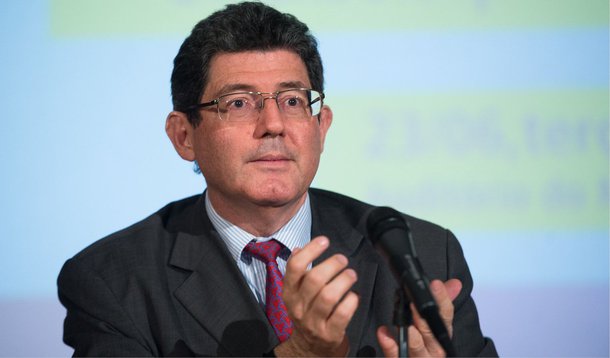 Segundo Joaquim Levy, o país enfrenta uma onda de choques provocada não apenas por fatores internos, mas externos, que afeta as decisões de consumidores e de empresários; o ministro, no entanto, considerou a turbulência temporária e disse que o governo está pensando em medidas para reestruturar o país após a conclusão do ajuste fiscal; de acordo com Levy, a queda no preço das commodities, a crise hídrica e os escândalos de corrupção na Petrobras tiveram mais impacto na confiança na economia do que a queda da demanda provocada pelo corte de gastos públicos e pelo aumento de impostos; ele disse, no entanto, que os choques externos estão diminuindo e o ambiente econômico está melhorando