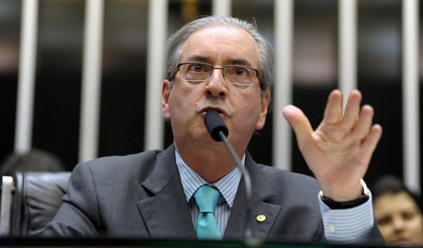 Presidente da Câmara dos Deputados disse nesta sexta-feira que a obrigatoriedade de presença da Petrobras em todas as áreas do pré-sal será "corrigida" pelo Congresso; projeto de autoria do senador José Serra (PSDB-SP) tramita em regime de urgência; "Erramos na mudança do regime de concessão para partilha. A obrigação da Petrobras participar (no pré-sal) vai ser corrigida. A mudança de regime eu não sei", disse Eduardo Cunha (PMDB-RJ) durante evento com jornalistas no Rio de Janeiro