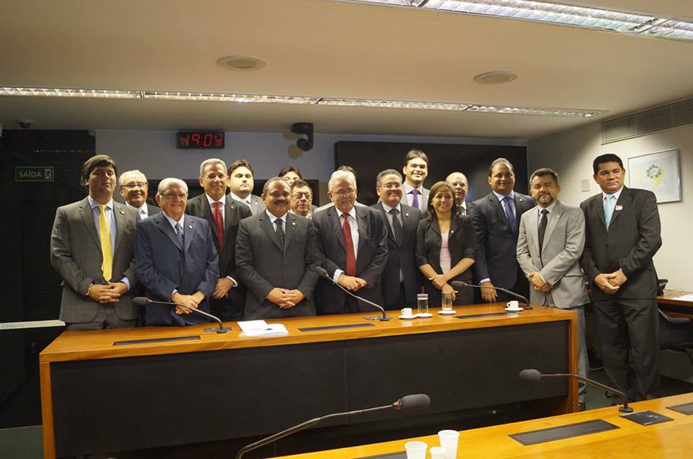 Quatorze dos dezoito deputados federais do Maranhão votaram pela inclusão na Constituição da permissão de doações eleitorais de empresas, um dia depois que a própria Câmara rejeitou o financiamento privado de campanha; deputados Sarney Filho (PV), Cleber Verde (PRB), Victor Mendes (PV) e Aluísio Mendes (PSDC) mudaram seus votos da noite pro dia e votaram a favor da nova proposta, que havia sido rejeitada na terça com o apoio do quarteto