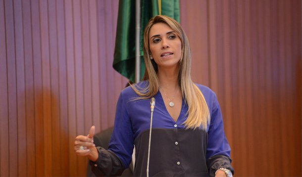 A deputada estadual Andréa Murad reagiu à decisão do presidente estadual do PMDB, senador João Alberto, de liberar a peemedebista para deixar o partido, levando junto o ex-secretário Ricardo Murad; "Só saio do PMDB quando que eu achar que devo sair. Não acredito que ele tenha feito isso com a deputada mais votada do partido, além do mais o presidente Sarney me quer no partido, a ex-governadora me quer e o senador Edison Lobão me quer", esbravejou 