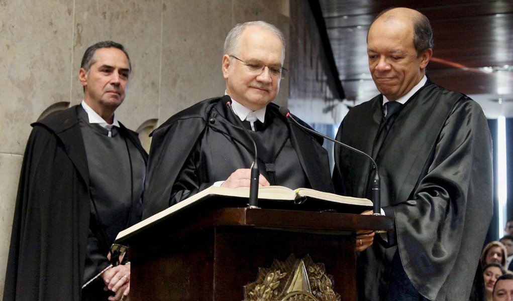O jurista Luiz Edson Fachin foi empossado nesta terça-feira 16 na vaga deixada por Joaquim Barbosa; cerimônia foi acompanhada pelo vice-presidente da República, Michel Temer, e pelos presidentes do Senado, Renan Calheiros (PMDB-AL), e da Câmara dos Deputados, Eduardo Cunha (PMDB-RJ); Fachin não discursou; um dos primeiros processos de repercussão que ele deverá julgar é o que trata das perdas da caderneta de poupança com planos econômicos instituídos nas décadas de 80 e 90