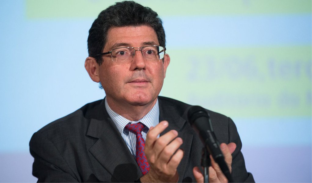Segundo Joaquim Levy, o país enfrenta uma onda de choques provocada não apenas por fatores internos, mas externos, que afeta as decisões de consumidores e de empresários; o ministro, no entanto, considerou a turbulência temporária e disse que o governo está pensando em medidas para reestruturar o país após a conclusão do ajuste fiscal; de acordo com Levy, a queda no preço das commodities, a crise hídrica e os escândalos de corrupção na Petrobras tiveram mais impacto na confiança na economia do que a queda da demanda provocada pelo corte de gastos públicos e pelo aumento de impostos; ele disse, no entanto, que os choques externos estão diminuindo e o ambiente econômico está melhorando