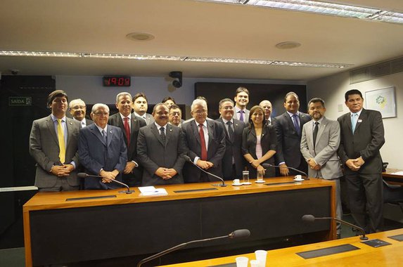 Quatorze dos dezoito deputados federais do Maranhão votaram pela inclusão na Constituição da permissão de doações eleitorais de empresas, um dia depois que a própria Câmara rejeitou o financiamento privado de campanha; deputados Sarney Filho (PV), Cleber Verde (PRB), Victor Mendes (PV) e Aluísio Mendes (PSDC) mudaram seus votos da noite pro dia e votaram a favor da nova proposta, que havia sido rejeitada na terça com o apoio do quarteto