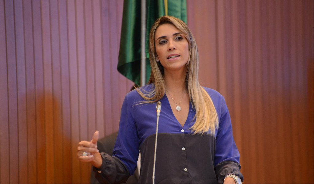 A deputada estadual Andréa Murad reagiu à decisão do presidente estadual do PMDB, senador João Alberto, de liberar a peemedebista para deixar o partido, levando junto o ex-secretário Ricardo Murad; "Só saio do PMDB quando que eu achar que devo sair. Não acredito que ele tenha feito isso com a deputada mais votada do partido, além do mais o presidente Sarney me quer no partido, a ex-governadora me quer e o senador Edison Lobão me quer", esbravejou 