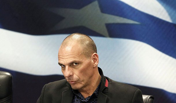 "Logo depois do anúncio do resultado do plebiscito, fui alertado de uma certa 'preferência' por parte de alguns participantes do Eurogrupo (...) pela minha 'ausência' das reuniões, uma ideia que o primeiro-ministro julgou ser potencialmente favorável a ele na busca por um acordo. Por esta razão, estou deixando o Ministério das Finanças hoje", afirmou o ministro das Finanças da Grécia, Yanis Varoufakis; desligamento acontece um dia após população negar acordo