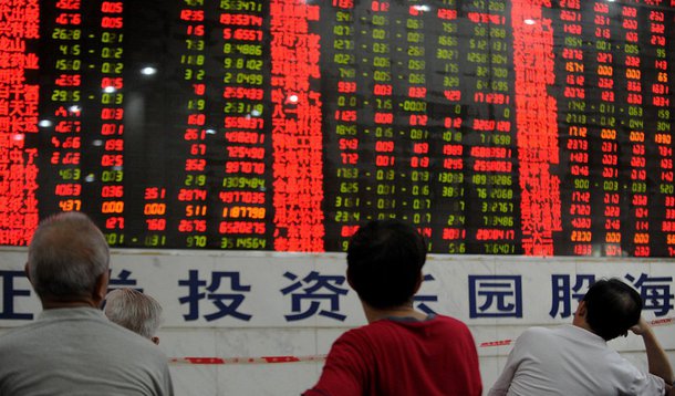 As ações chinesas tiveram retomada de mais de 3% nesta quarta-feira, 29, depois de uma queda dramática de mais de 8% na bolsa de Xangai; o regulador do mercado de capitais do país anunciou investigações em incidentes de "dumping" de ações e prometeu comprar papéis para acalmar o mercado, enquanto o banco central sinalizou para mais afrouxamento da política monetária