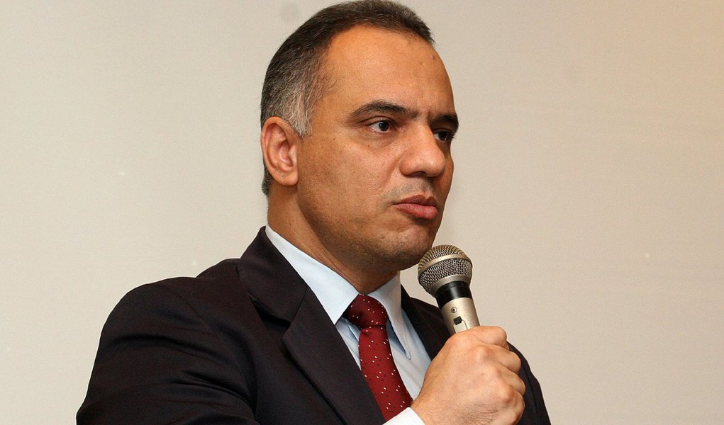 Governador do Rio, Luiz Fernando Pezão recebeu no Palácio Guanabara cerca de 35 parlamentares para discutir a aprovação de projetos e emendas em nível nacional para combater a criminalidade; presente no encontro, o subsecretário de Segurança Pública do Rio, Roberto Sá defendeu a diminuição do benefício da progressão de regime para crimes hediondos; outra medida seria aumentar a pena de posse de arma de uso restrito; se as alternativas não forem aceitas na Câmara, o subsecretário sugeriu a prática do "permissivo constitucional" - dessa forma, o Rio penalizaria criminosos de maneira diferente do restante do País