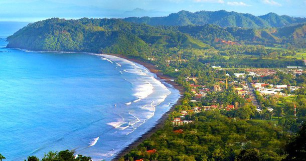 O turismo representa hoje a maior fonte de riqueza do país. Por trás do discurso oficial de proteção ambiental e do desenvolvimento sustentável, a realidade é bem outra