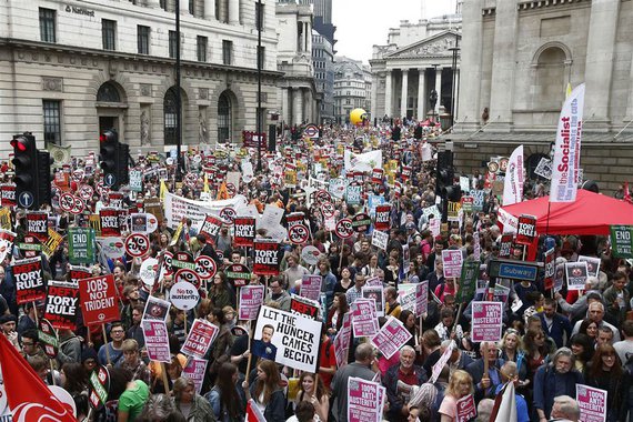 Milhares de manifestantes aproveitaram este sábado para protestar contra as medidas de austeridade econômica adotadas pelos governos do continente; em Londres, os atos criticaram os cortes de gastos postos em prática pelo governo recém-reeleito do primeiro-ministro David Cameron; em Berlim, os protestos pediram a adoção de um rumo mais solidário por parte da Alemanha e da União Europeia em relação à Grécia