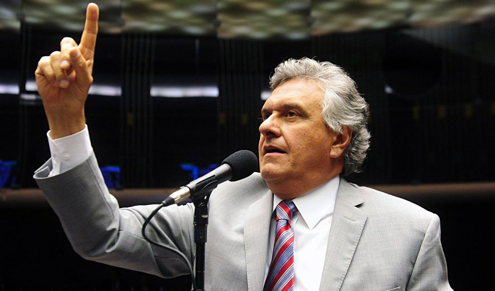 Um dos defensores da ruptura da ordem democrática na Presidência da República, Ronaldo Caiado (DEM-GO) estreou sua coluna na Folha neste sábado, 4, no lugar da ministra Kátia Abreu (PMDB); Caiado classifica como "gestão bolivariana dos governos do PT", período em que a produção de grãos do País alcançou a marca de 200 milhões de toneladas em 55,3 milhões de hectares plantados e defende a saída da presidente Dilma Rousseff; "Precisamos abraçar um projeto para tirar o país da crise e promover uma correção de rumos. Para isso, defendo a realização de uma nova eleição para a Presidência da República"; espaço destinado à Agricultura vira palco para golpismo