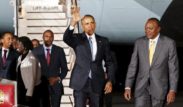 Em entrevista coletiva conjunta ao lado do presidente queniano, Uhuru Kenyatta, o presidente dos Estados Unidos disse que tratar as pessoas de forma diferente prejudica a liberdade e, com isso, "coisas ruins acontecem"; Kenyatta disse que o Quênia, país onde a homossexualidade é ilegal, e os EUA compartilham muitos valores, mas não em todos os temas; ele disse ainda que o direito dos gays não é uma questão para o povo queniano