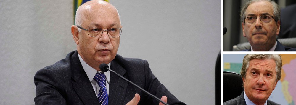Ministro Teori Zavascki, relator da Lava Jato no Supremo Tribunal Federal, determinou nesta sexta-feira 21 a notificação do presidente da Câmara, Eduardo Cunha (PMDB-RJ), do senador Fernando Collor de Mello (PTB-AL), e outras cinco pessoas das denúncias feitas contra eles pela Procuradoria-Geral da República por crimes de corrupção e lavagem de dinheiro no escândalo da Petrobras; após serem notificados, congressistas terão 15 dias para apresentarem suas defesas ao STF, a quem caberá decidir se acolhe ou não a denúncia