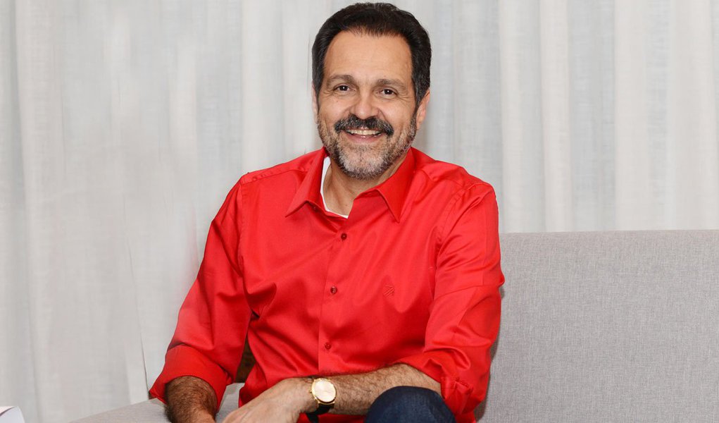 O ex-governador do Distrito Federal Agnelo Queiroz (PT), deve se apresentar no Hospital Regional do Gama (HRG) para retorno ao trabalho nesta quinta-feira (13/8); petista é médico concursado da Secretaria de Saúde; desde que deixou o Executivo local, após ser derrotado na eleição do ano passado, ele desfrutava de uma licença remunerada, que acabou em 31 de julho