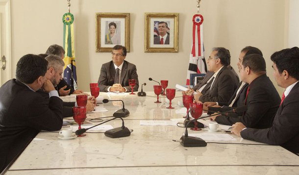 Deputado Edmilson Rodrigues (PSOL-PA), integrante da CPI do Sistema Carcerário da Câmara Federal, afirmou que o Termo de Compromisso assinado pelo Governo Estadual junto com CNJ e o Ministério da Justiça "pode servir de exemplo para todo o país, porque não pega apenas a questão da infraestrutura, mas também da ressocialização"; parlamentar Alberto Fraga (DEM-DF), presidente da CPI, disseque, após a visita a Pedrinhas pela manhã, foi possível verificar "uma evolução muito grande em relação ao que se viu no ano passado"