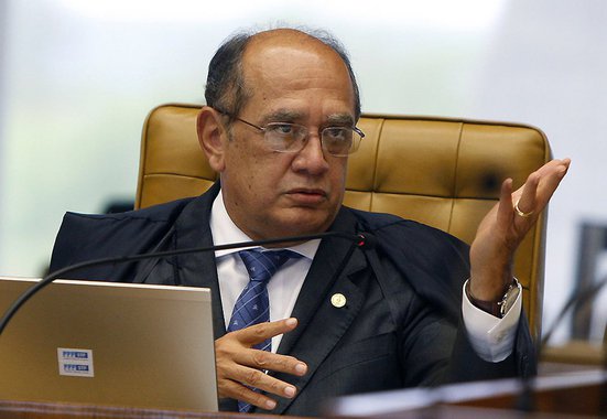 Em qualquer dos dois tribunais que precise atuar com o seu notório saber jurídico, Mendes comporta-se como uma espécie de líder da oposição