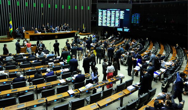 A Câmara vota na noite desta terça (26) a reforma política; até o momento, os deputados federais rejeitaram, por 402 votos a 21 e 2 abstenções, a emenda do PMDB à PEC da reforma política (182/07) que instituía o sistema eleitoral de listas fechadas, no qual o eleitor vota em lista predeterminada por cada partido; em seguida, o parlamento começou a discutir a proposta de emenda do PSDB que propõe o sistema distrital misto - com metade dos eleitos por distritos e metade por lista pré-ordenada; a proposição foi recusada com 369 votos contrários; 99 deputados votaram favoráveis ao projeto