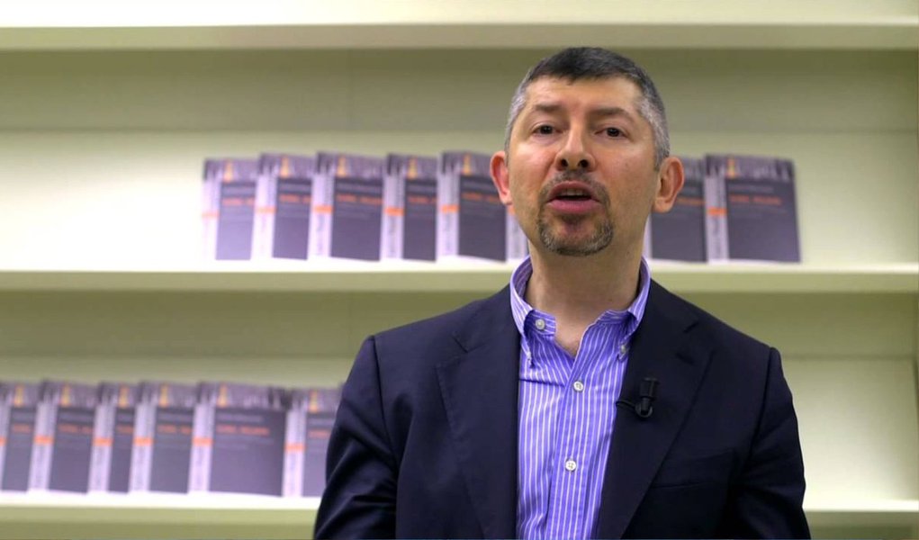 Vice-ministro italiano para relações com o parlamento, Ivan Scalfarotto, anunciou que está em greve de fome desde a última segunda-feira para pressionar a Itália a aprovar a união civil para casais homossexuais; projeto de lei, que já foi aprovado pelo primeiro-ministro, Matteo Renzi, está parado no parlamento em função de divergências entre os parlamentares; Scalfarotto criticou o silêncio "ensurdecedor" de tantas "pessoas boas" em torno da questão